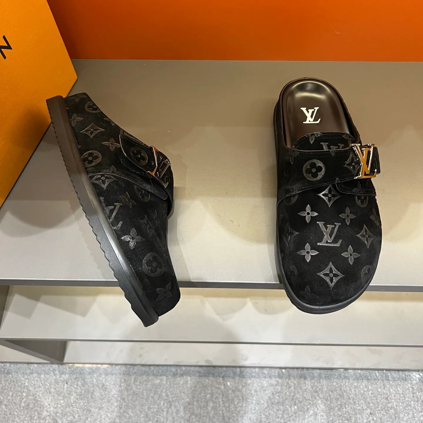 P360, 38-45 LV Easy 2025 new men's casual sandals, made of suede cow leather, with Monogram pattern to highlight the trendy style. Adjustable straps illuminated with LV letters, while a resilient insole and micro outsole provide lightweight comfort. Made of suede cow leather with embossed Monogram pattern and brand element metal hardware✅Adjustable straps➕Tough insole‼ ️Micro outsole. Comfortable and easy to wear‼ ️ P: 360, size: 38-45